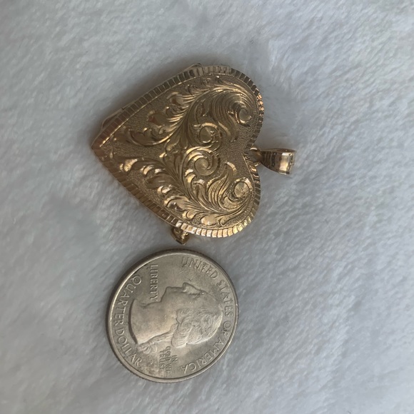 Gorgeous 14K Gold Locket with Baroque Engraving - Picture 3 of 6